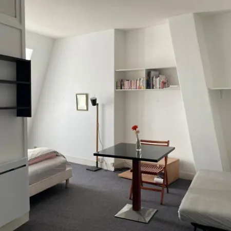 Near Gare De L'est Station Apartament